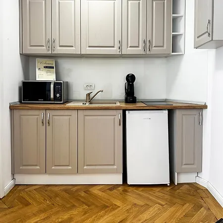 Carol In Woodland Boekarest